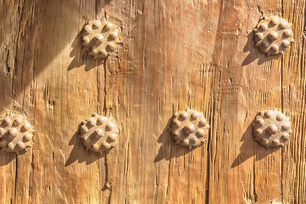 Fundo da velha porta de madeira com ornamentos de ferro — Fotografia de Stock