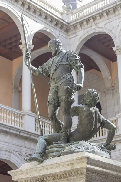 Statue de chevalier debout à côté d'un blessé — Photo