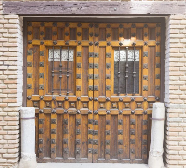 旧木门与铁装饰品 — 图库照片