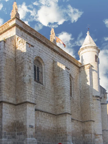 Igreja antiga com céu azul e nuvens, cidade Tordesillas, Espanha — Fotografia de Stock