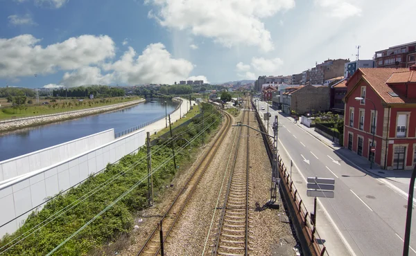 Järnväg längs en flod — Stockfoto
