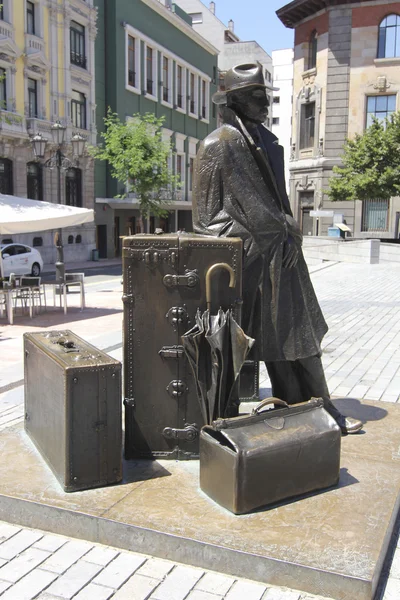 Statue d'un voyageur avec bagages — Photo