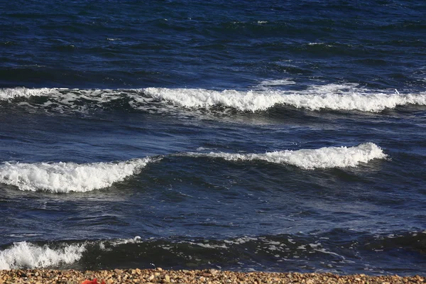 Mar azul com ondas na praia de areia branca — Fotografia de Stock