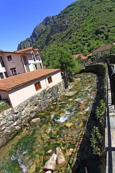 Villaggio di alta montagna, Pola Somiedo, Asturie, Spagna — Foto Stock