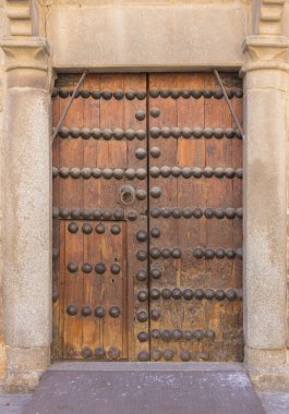 eski ahşap kapı ile demir süsler