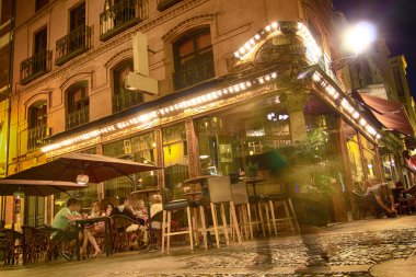 Bar ve gece yürüyen insanlar soyut bir atmosfer