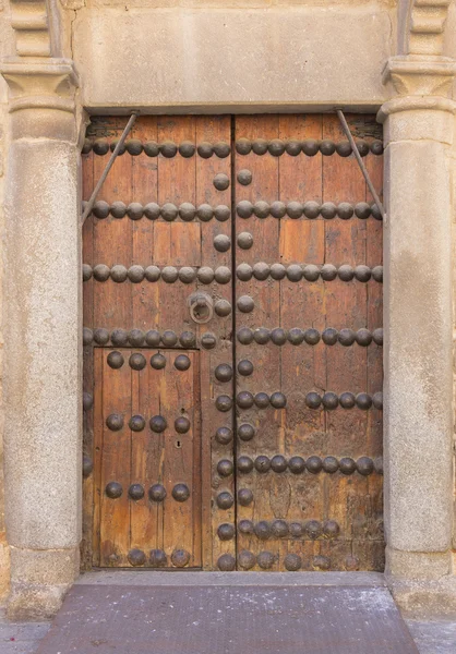 Старая деревянная дверь с железными орнаментами — стоковое фото