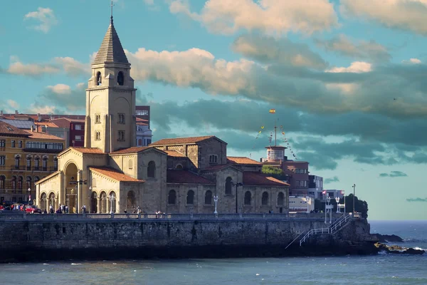 kilisenin yanında deniz santiago apostol yılında gijon, İspanya