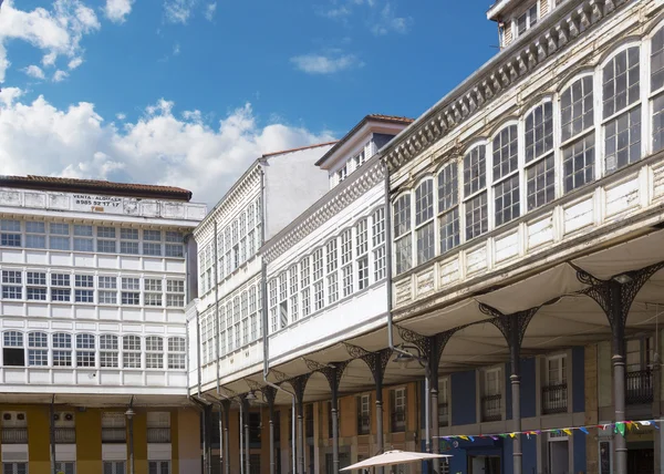 Casas de madeira brancas com grandes janelas típicas do norte de s — Fotografia de Stock