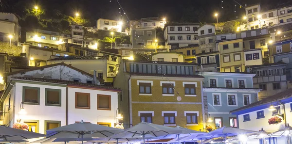 Cudillero, İspanya'nın turistik balıkçı köyü gece manzarası — Stok fotoğraf
