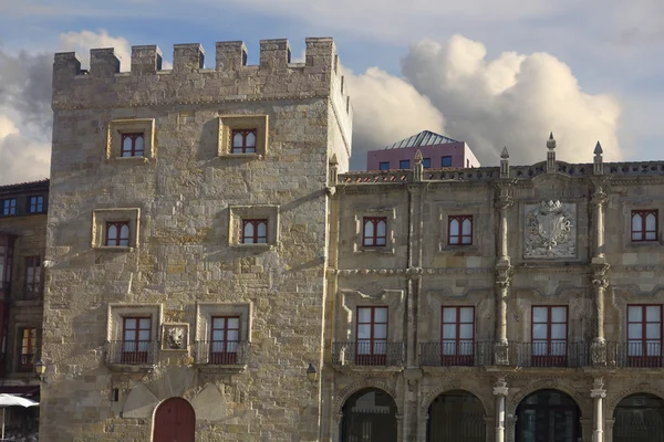 Fachada del antiguo edificio en Gijón, España — Foto de Stock