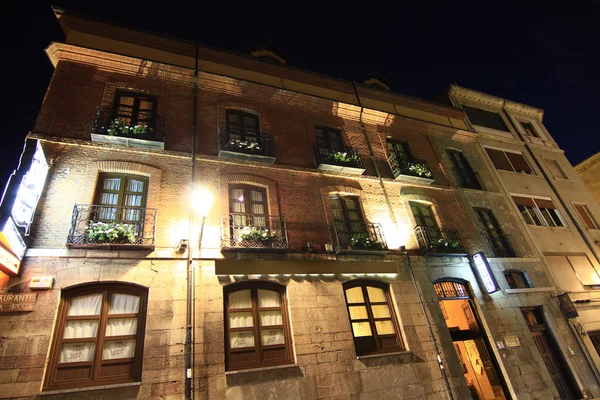 Facciata della vecchia casa durante la notte a Leon, Spagna — Foto Stock