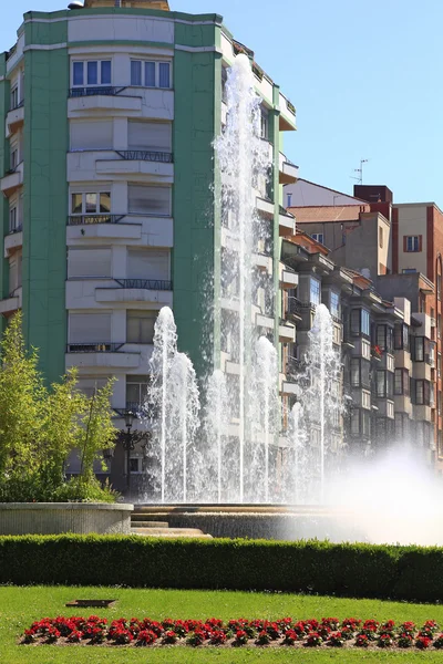 Rua e Parque na cidade de Oviedo, Espanha — Fotografia de Stock