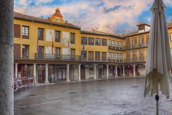 Praça principal antiga com arcadas após a chuva em Tordesilhas, Spai — Fotografia de Stock