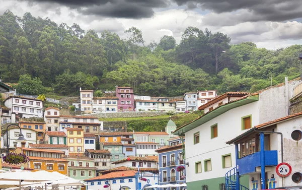 Fiskebyn cudillero i Spanien med dess omgivande fores — Stockfoto