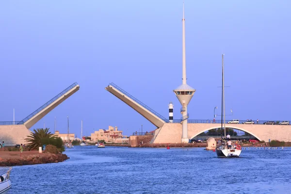 Σύγχρονη κινητή γέφυρα στο san javier, Ισπανία — Φωτογραφία Αρχείου