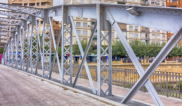 Antiguo puente de hierro sobre el río Segura en Murcia, España — Foto de Stock