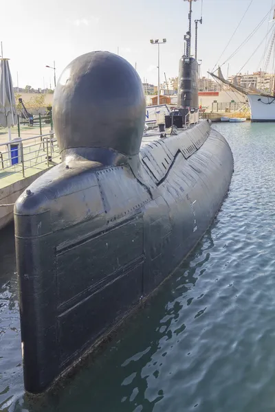 Oude gepensioneerde militaire onderzeeër voor de sloop — Stockfoto