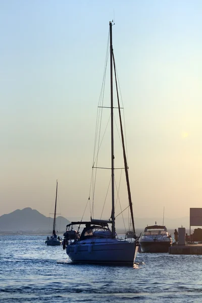 Segelbåt segling vid solnedgången — Stockfoto