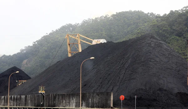 Montañas de carbón en una mina — Foto de Stock