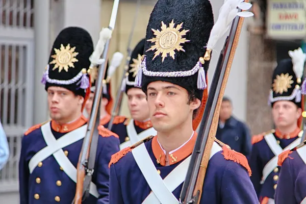 CARTAGENA, ESPAGNE 25 mars : Piquet de soldats défilant avec evenin — Photo