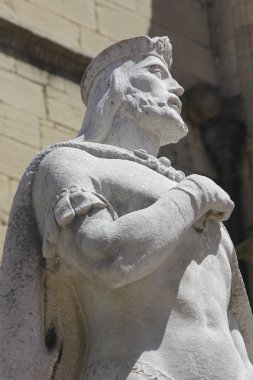 eski bir kral taş heykel