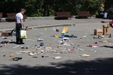 İspanya'nın Oviedo, 27 Temmuz 2013: yoksul insanların bir str kalıntıları toplamak