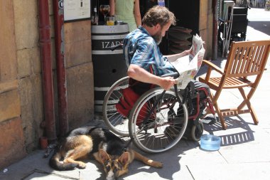İspanya'nın Oviedo, 27 Temmuz 2013: bacaklarından yaralandı sırasında savaş r