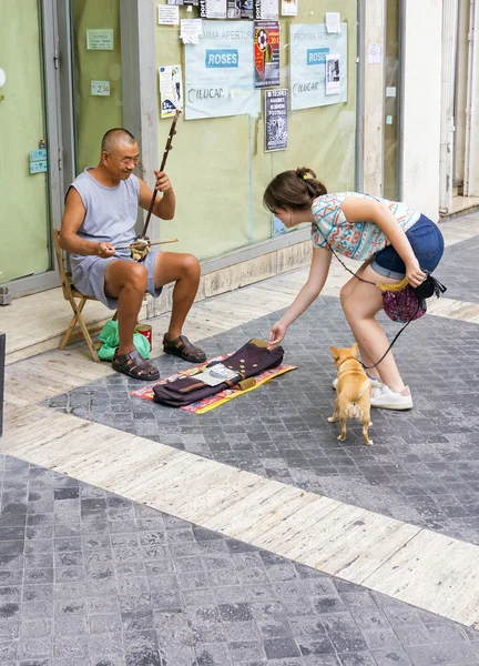 Murcia spanien, 5. September 2013: junges Mädchen hilft einem Straßenmusiker — Stockfoto