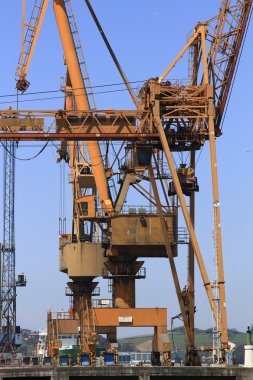 lastikler ile küçük yüzer iskele