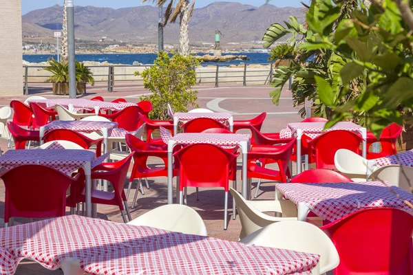 Židle a stoly elegantní bílé a červené na vnější — Stock fotografie