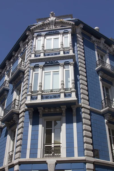 Belle façade de l'ancien bâtiment dans le vieux de la ville de A — Photo