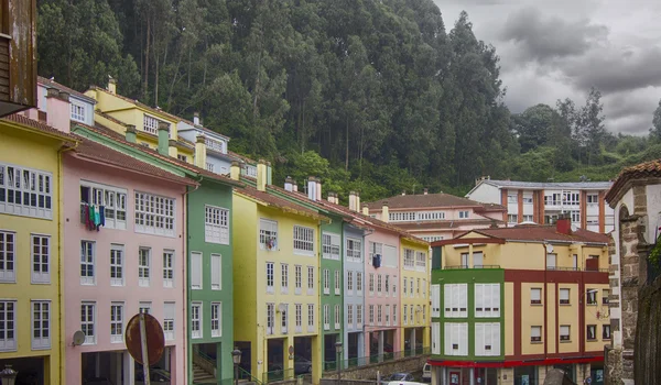 Casas de colores brillantes típicas de este pueblo turístico de pescadores — Foto de Stock