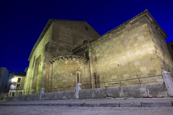 Fachada da antiga casa durante a noite em Leon, Espanha — Fotografia de Stock