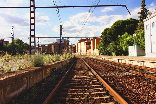 Perspectiva de trilhos de trem e caminhada ferroviária abandonada — Fotografia de Stock