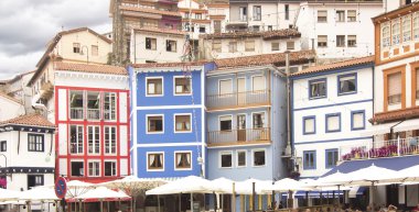 parlak renkli tipik bir fisher bu turistik köy evleri