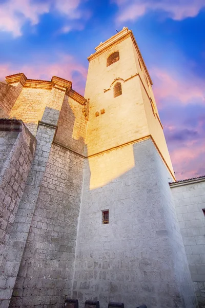 Vecchia chiesa con cielo blu e nuvole, città Tordesillas, Spagna — Foto Stock