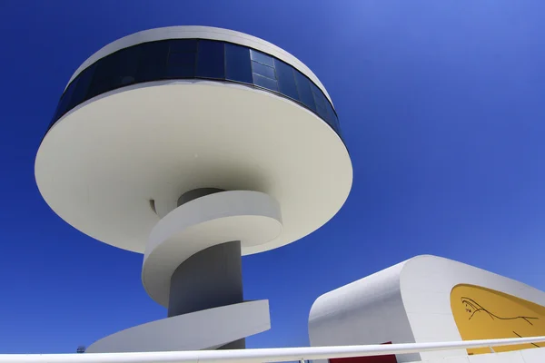 Aviles, spanien - 6. juli: modernes gebäude public niemeyer kulturell — Stockfoto