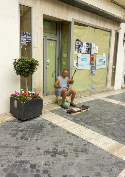 Китайский музыкант играет на улице — стоковое фото