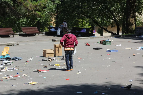 OVIEDO SPAIN, 27 JULY 2013: Poor people collect remains of a str — Stock Photo, Image