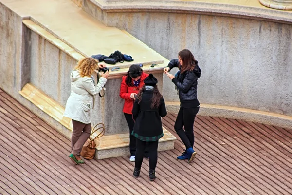 Madrid - 5. Januar: Unbekannte gehen durch die Straßen und schleppen — Stockfoto