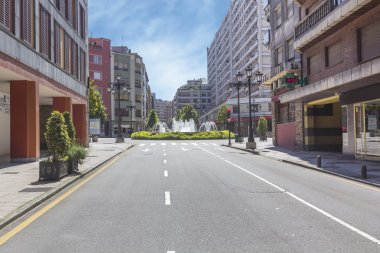 tamamen boş bir şehirde moda avenue