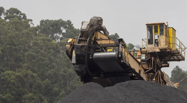 Riesenbagger mit Kohle in einem Bergwerk — Stockfoto