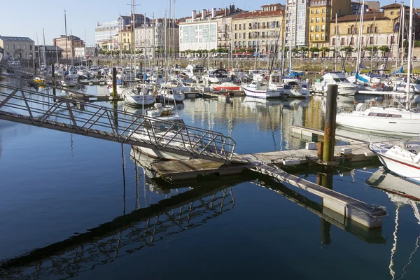 Pequeño puerto deportivo con mar tranquilo en la ciudad de Gijón, España — Foto de Stock