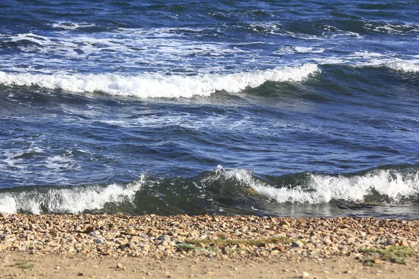 Mar azul con olas en la playa de arena blanca —  Fotos de Stock