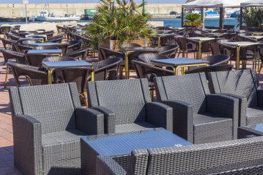 rahat koltuklar ve masa dışarıda siyah