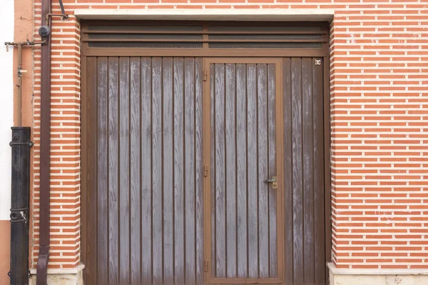 Dostęp do garażu metalowych drzwi — Zdjęcie stockowe