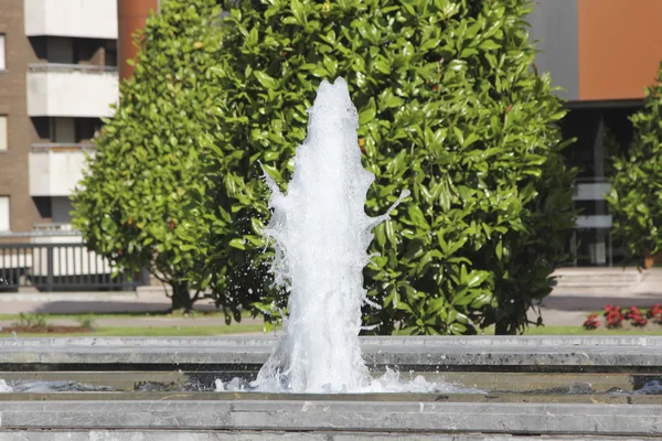 Kleine fontein met een jet vol witte schuim — Stockfoto
