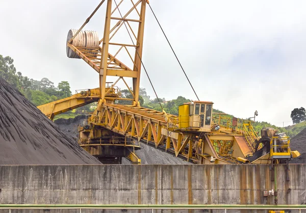 Riesenbagger mit Kohle in einem Bergwerk — Stockfoto
