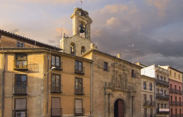 Edificios medievales en la histórica ciudad de Salamanca, España —  Fotos de Stock